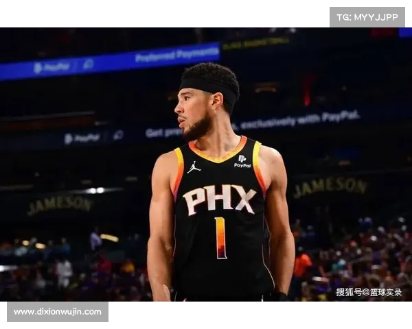 德文·布克通过社交媒体与粉丝频繁互动 分享生活点滴展现真实自我